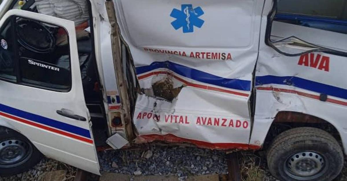 A train collides with an ambulance at a level crossing in Artemisa