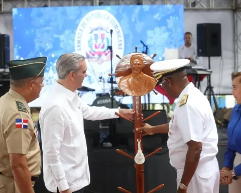 Abinader promete mejorar condiciones de vida y equipamiento de los militares