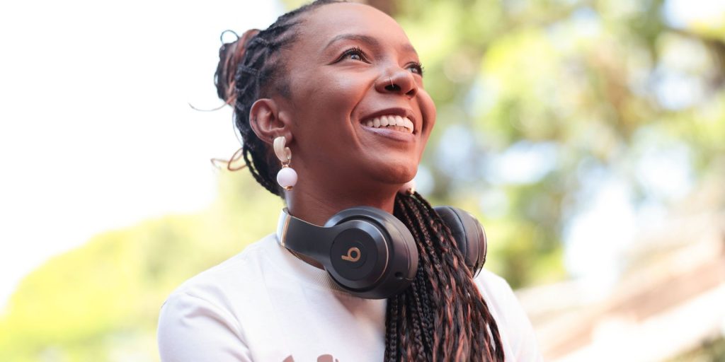 Activist who wants to “put on shoes for the world” has already distributed 60,000 slippers