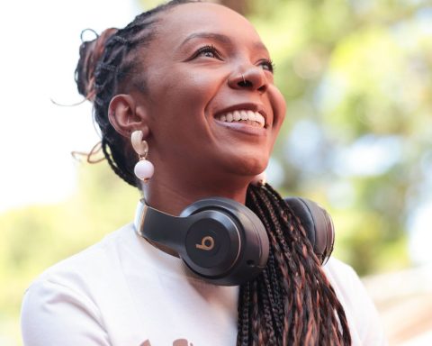 Activist who wants to “put on shoes for the world” has already distributed 60,000 slippers