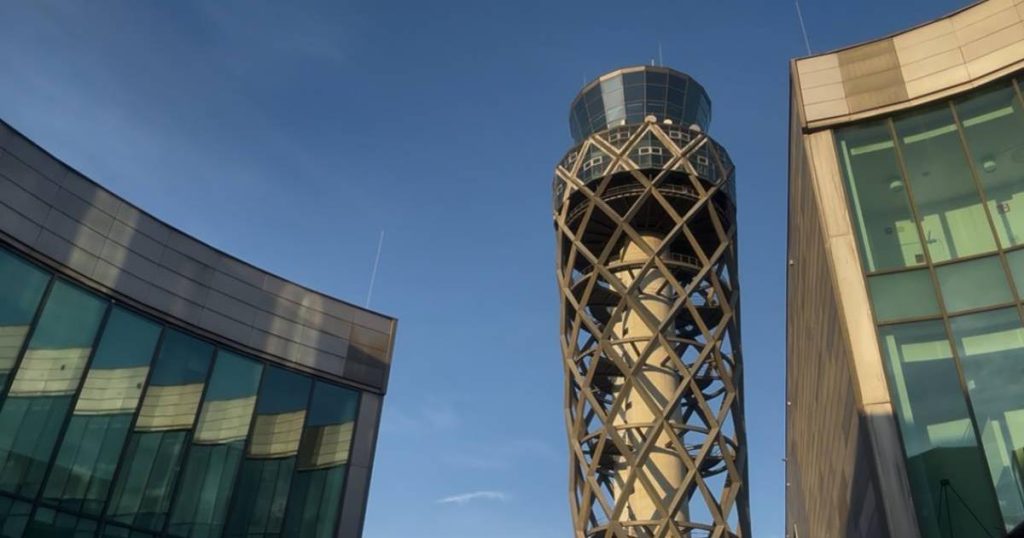 Aerocivil announces charges against 5 controllers, after entering the El Dorado control tower as a young man