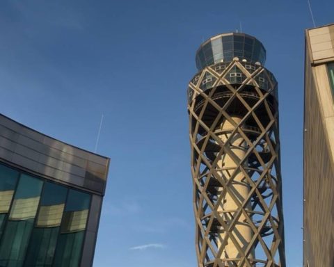 Aerocivil announces charges against 5 controllers, after entering the El Dorado control tower as a young man