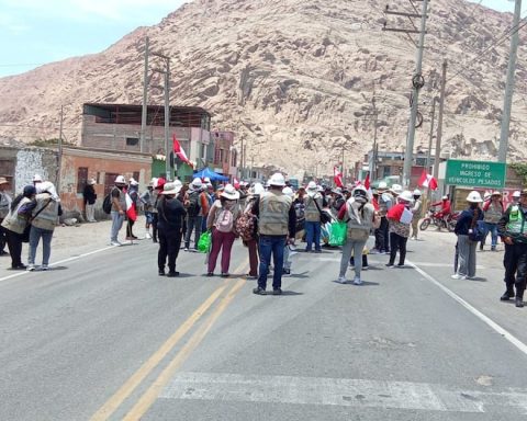 Arequipa: Artisanal miners restrict the Panamericana Sur in Ocoña