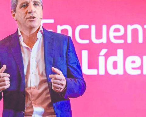 Argentina returns to the debt market with a four-year bond