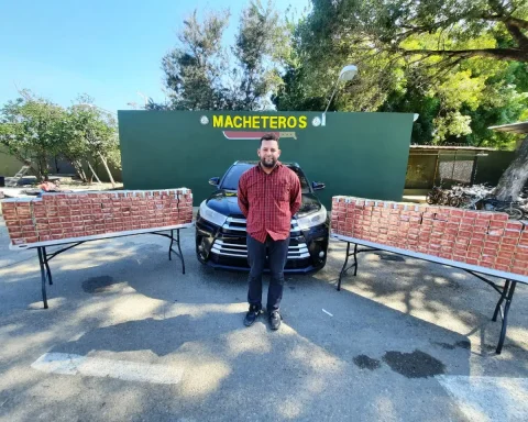 Ejército ocupa 59,600 cigarrillos ilícitos ocultos en una jeepeta en Mao