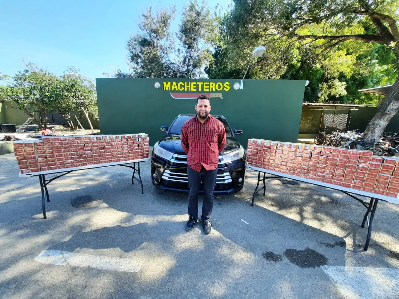 Ejército ocupa 59,600 cigarrillos ilícitos ocultos en una jeepeta en Mao