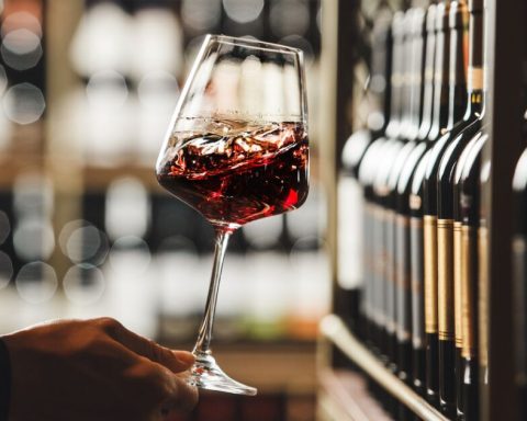 Awarded in the world, pressured at home: the other battle of Mexican wine