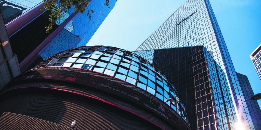 BMV scores historical highs in a day of few negotiations, driven by Peñoles and Megacable