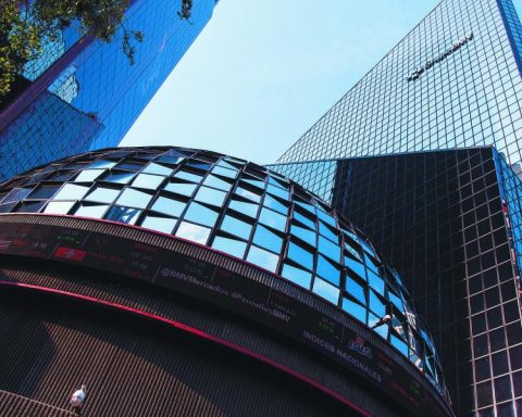 BMV scores historical highs in a day of few negotiations, driven by Peñoles and Megacable