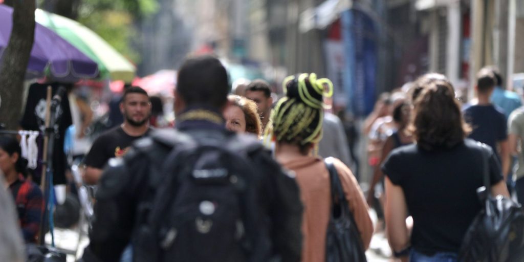 Black directors and managers earn 34% less than white ones, reveals IBGE