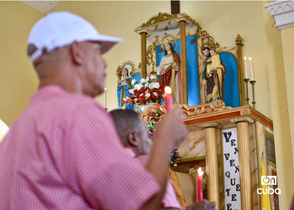 Devoción de creyentes cubanos a Santa Bárbara en el Santuario Nacional, en Párraga, La Habana. Foto: Otmaro Rodríguez.
