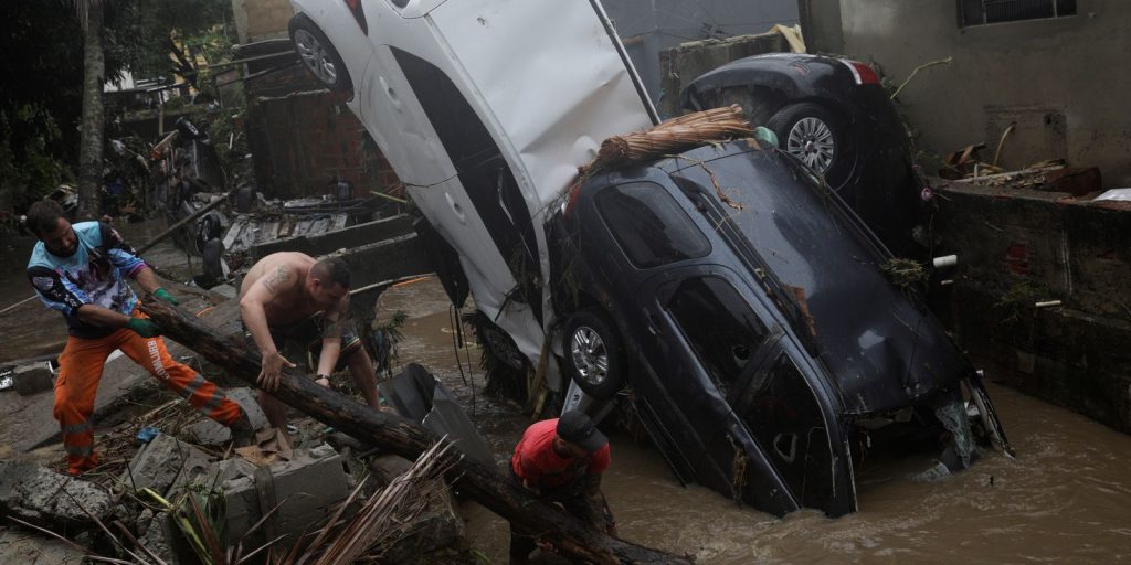 Body of elderly man missing in flood found in Petrópolis