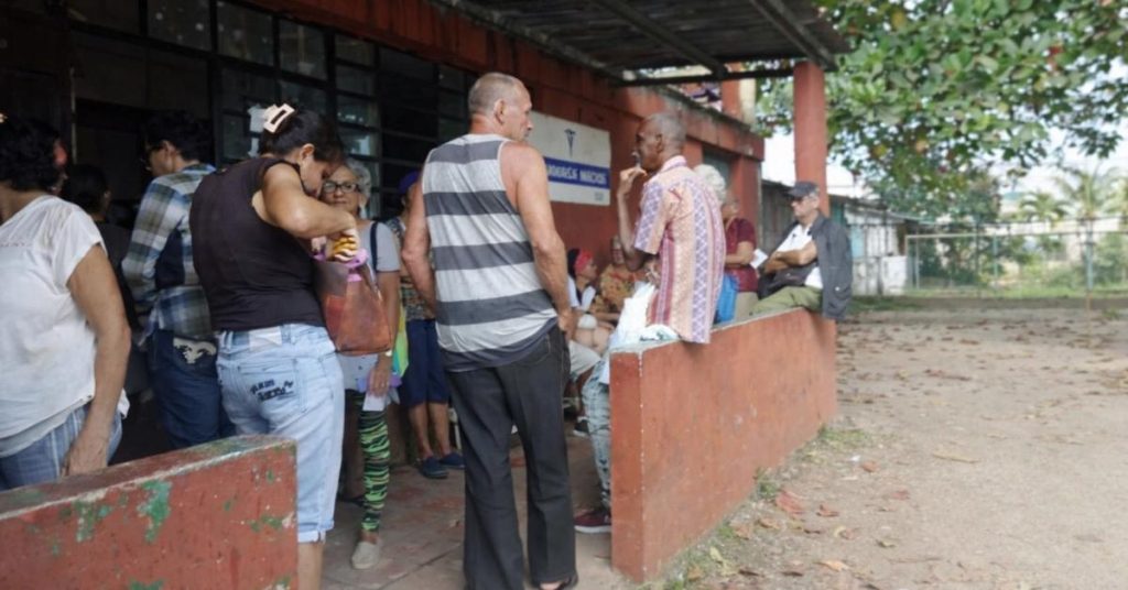 Buy food or medicine? The dilemma of Cubans when they stock the neighborhood pharmacy
