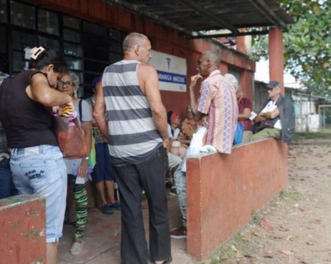 Buy food or medicine? The dilemma of Cubans when they stock the neighborhood pharmacy