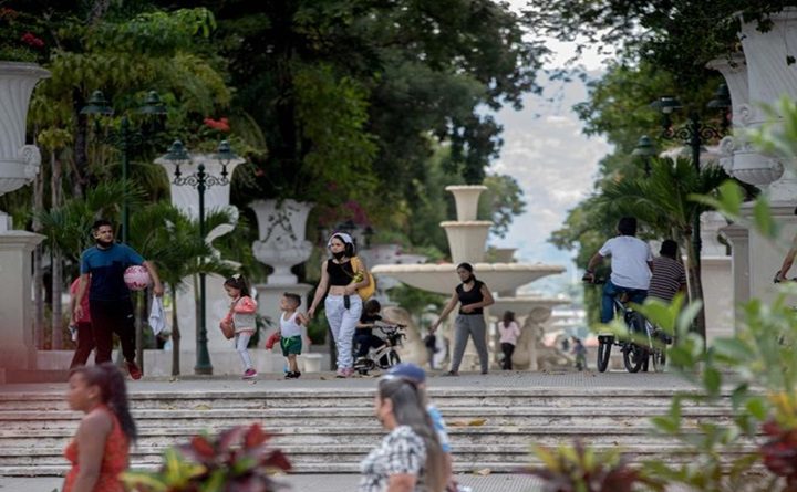 Familias caraqueñas disfrutan espacios públicos tras llegada del Niño Jesús