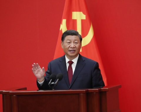 China works with all parties to "avoid an escalation" of the conflict in Venezuela