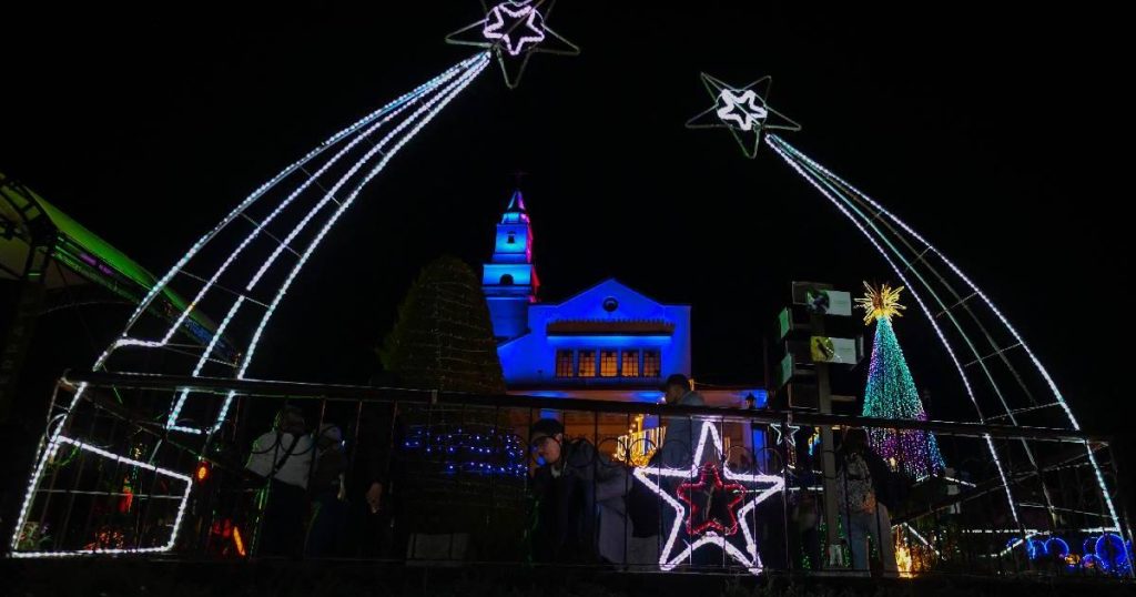 Christmas lighting made with recyclable materials is in Bogotá