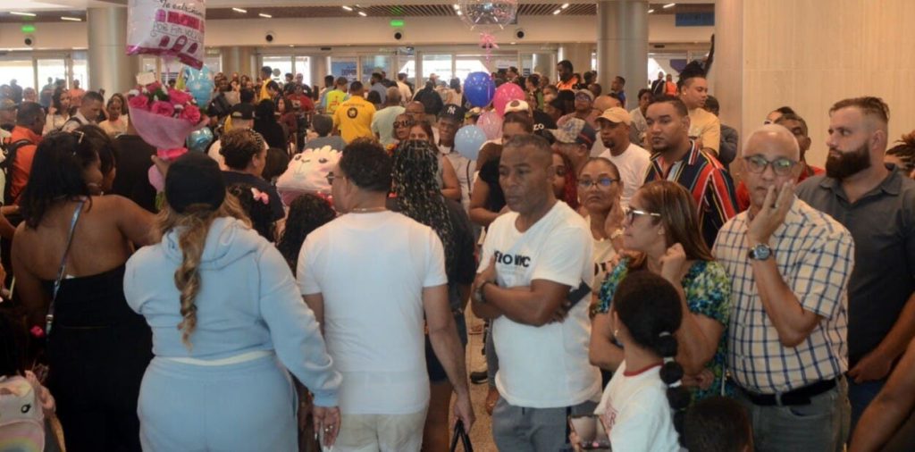 Temporada navideña convierte el AILA en centro de encuentros fervorosos entre familiares