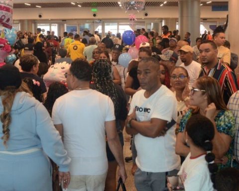 Temporada navideña convierte el AILA en centro de encuentros fervorosos entre familiares