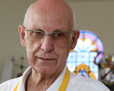 Church orders Father Júlio to stop broadcasting masses on the internet