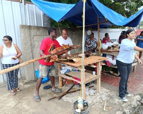 Citizens in Puerto Plata purchase roast pork and other items for the traditional Christmas Eve dinner