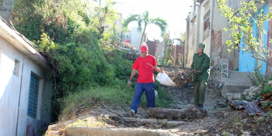 Labores de limpieza en Santiago de Cuba tras el paso del huracán Melissa