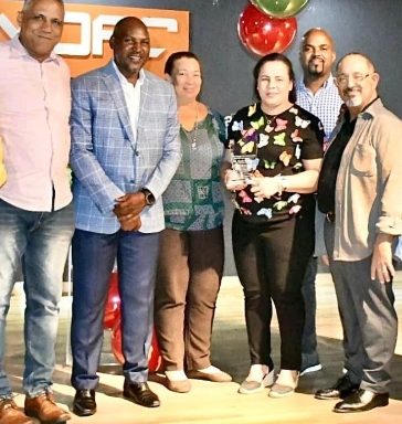 Corpus Montero hizo entrega del reconocimiento.