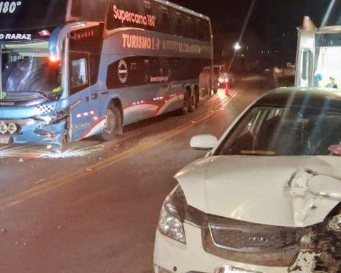 Collision between bus and car leaves material damage on the Central Highway