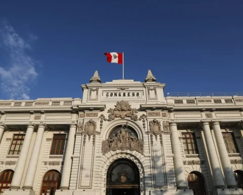 Congress approves in first vote granting powers to the Executive