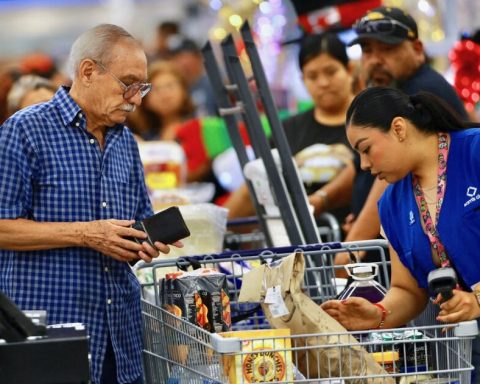 Consumer confidence records its biggest monthly drop since 2021