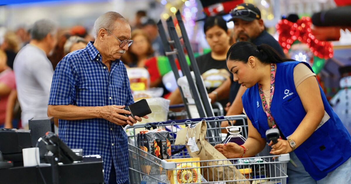 Consumer confidence records its biggest monthly drop since 2021