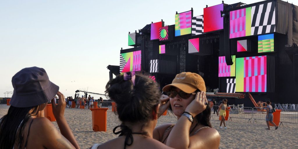 Copacabana is already experiencing an atmosphere of anticipation for the New Year's Eve party