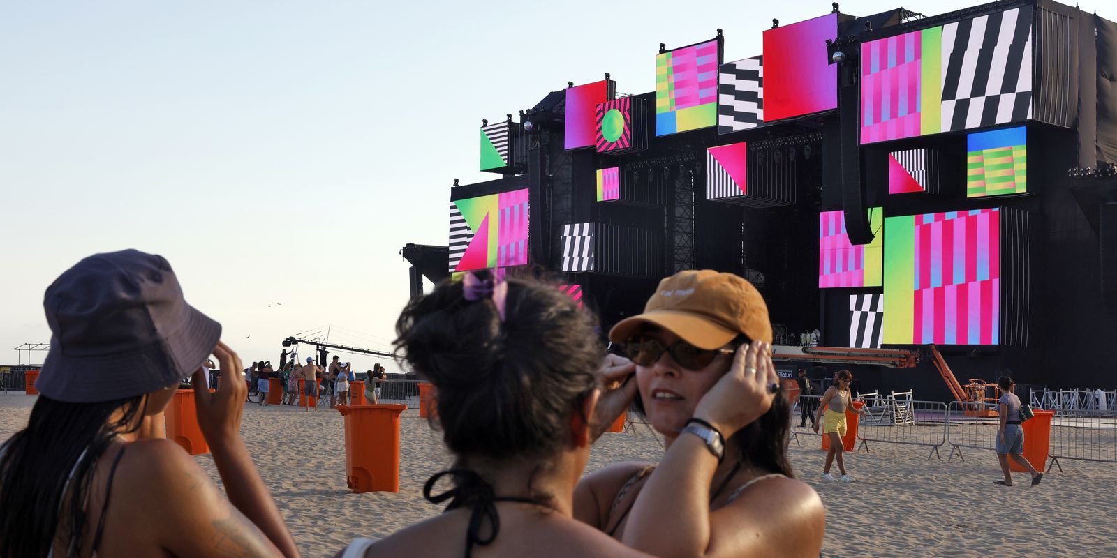 Copacabana is already experiencing an atmosphere of anticipation for the New Year's Eve party