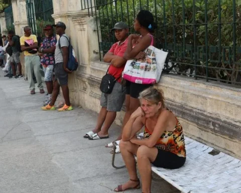 Cola en una panadería de La Habana Vieja, Cuba