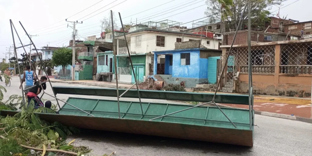 La avenida Trocha, de Santiago de Cuba, tras el paso del huracán Melissa