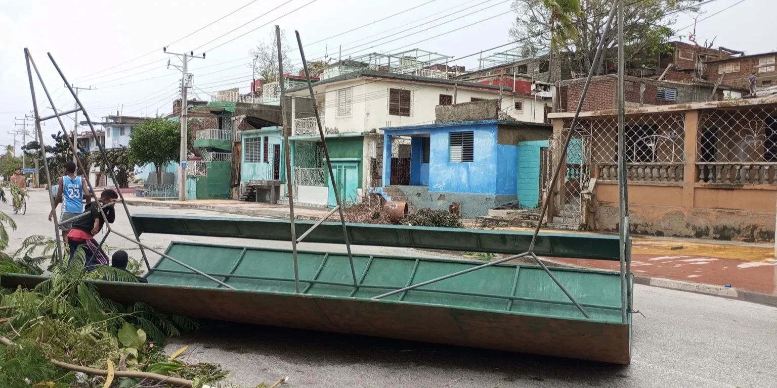 La avenida Trocha, de Santiago de Cuba, tras el paso del huracán Melissa