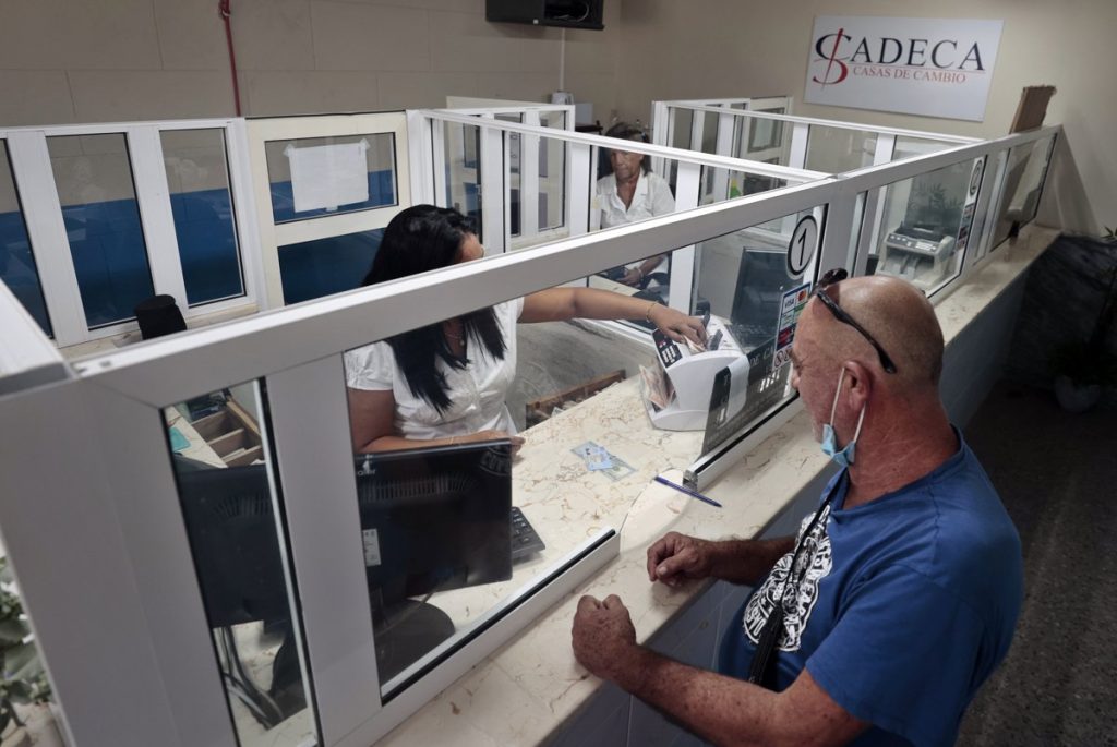 Currencies in Cuba: the dollar drops in the floating rate and the MLC rises like foam in the informal market