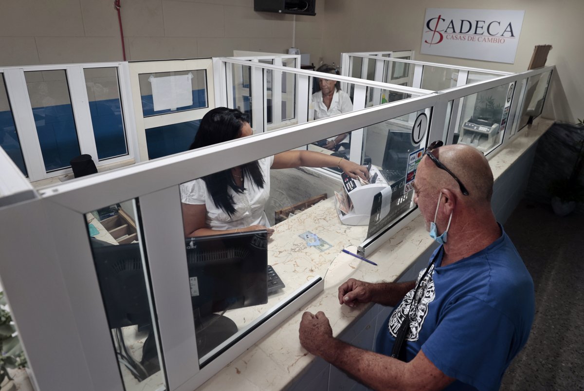 Currencies in Cuba: the dollar drops in the floating rate and the MLC rises like foam in the informal market