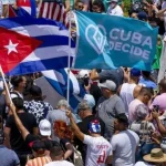 Cubanos exiliados en una manifestación