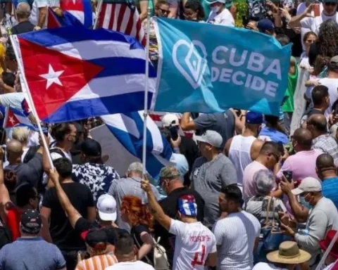 Cubanos exiliados en una manifestación