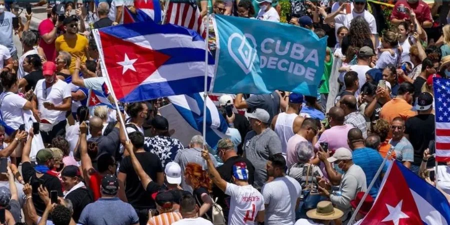 Cubanos exiliados en una manifestación