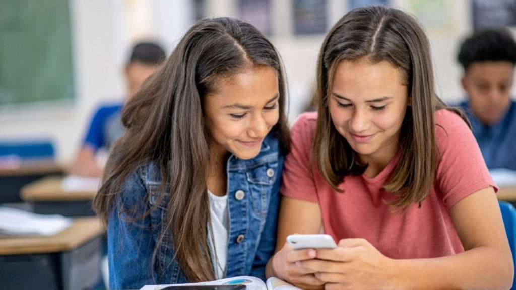 Deputies confirmed which devices will be prohibited in schools in Chile