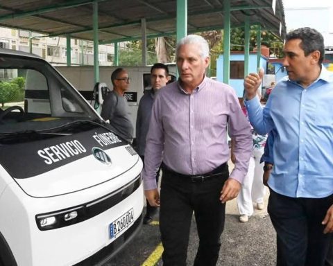 Díaz-Canel distributes gifts at Christmas: hearses and a crematorium