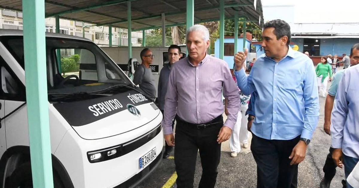 Díaz-Canel distributes gifts at Christmas: hearses and a crematorium