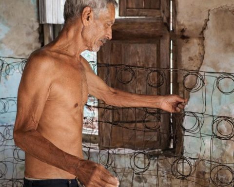 Dock by dock, mattress makers work miracles in Santiago de Cuba