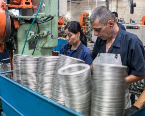 Does the increase in the minimum wage in 2026 mean that my salary will rise and why does it cause a domino effect?