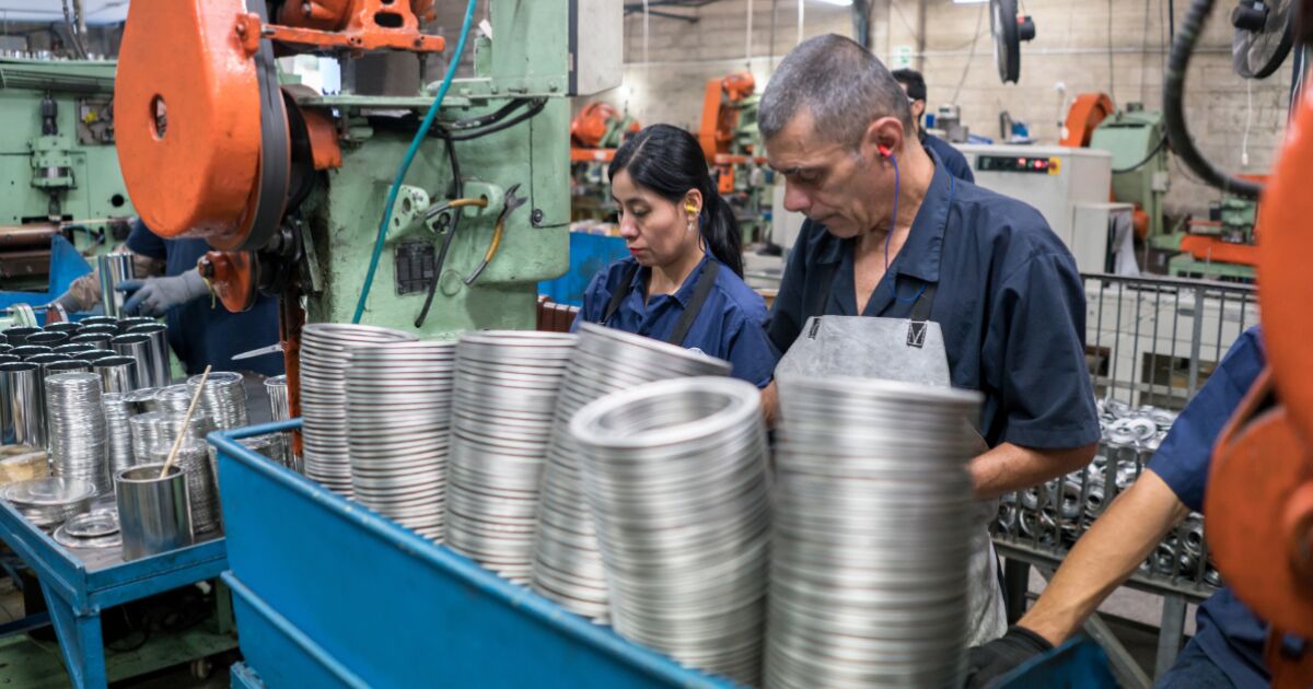 Does the increase in the minimum wage in 2026 mean that my salary will rise and why does it cause a domino effect?