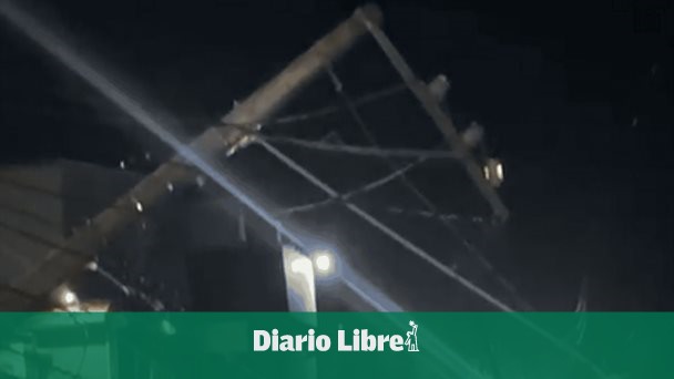 Edesur replaces knocked down posts in Villa Altagracia