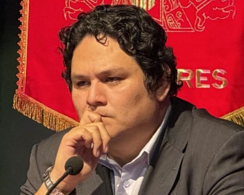 Enrique Valderrama continues to lead the votes in the internal elections of the APRA party