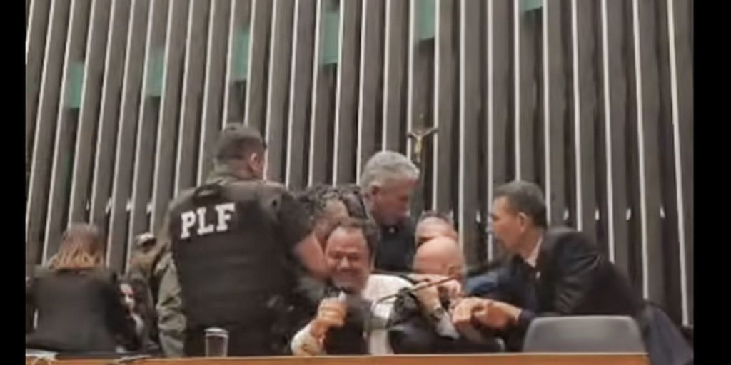 Entities condemn withdrawal of the press in the Chamber